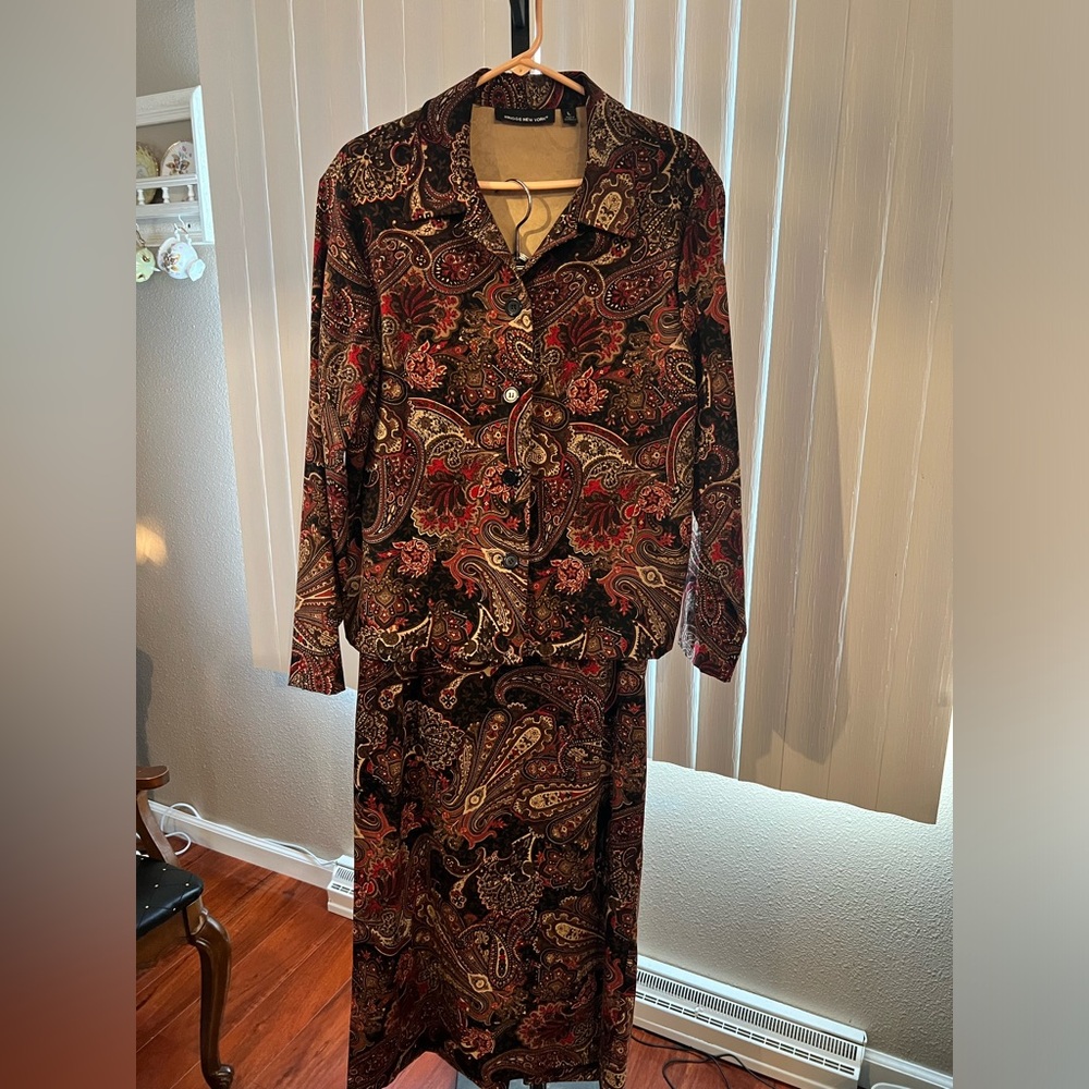 Briggs New York Women’s 2-piece Skirt Suit Size Large
